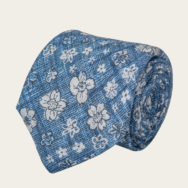 Plava kravata sa belim cvetovima